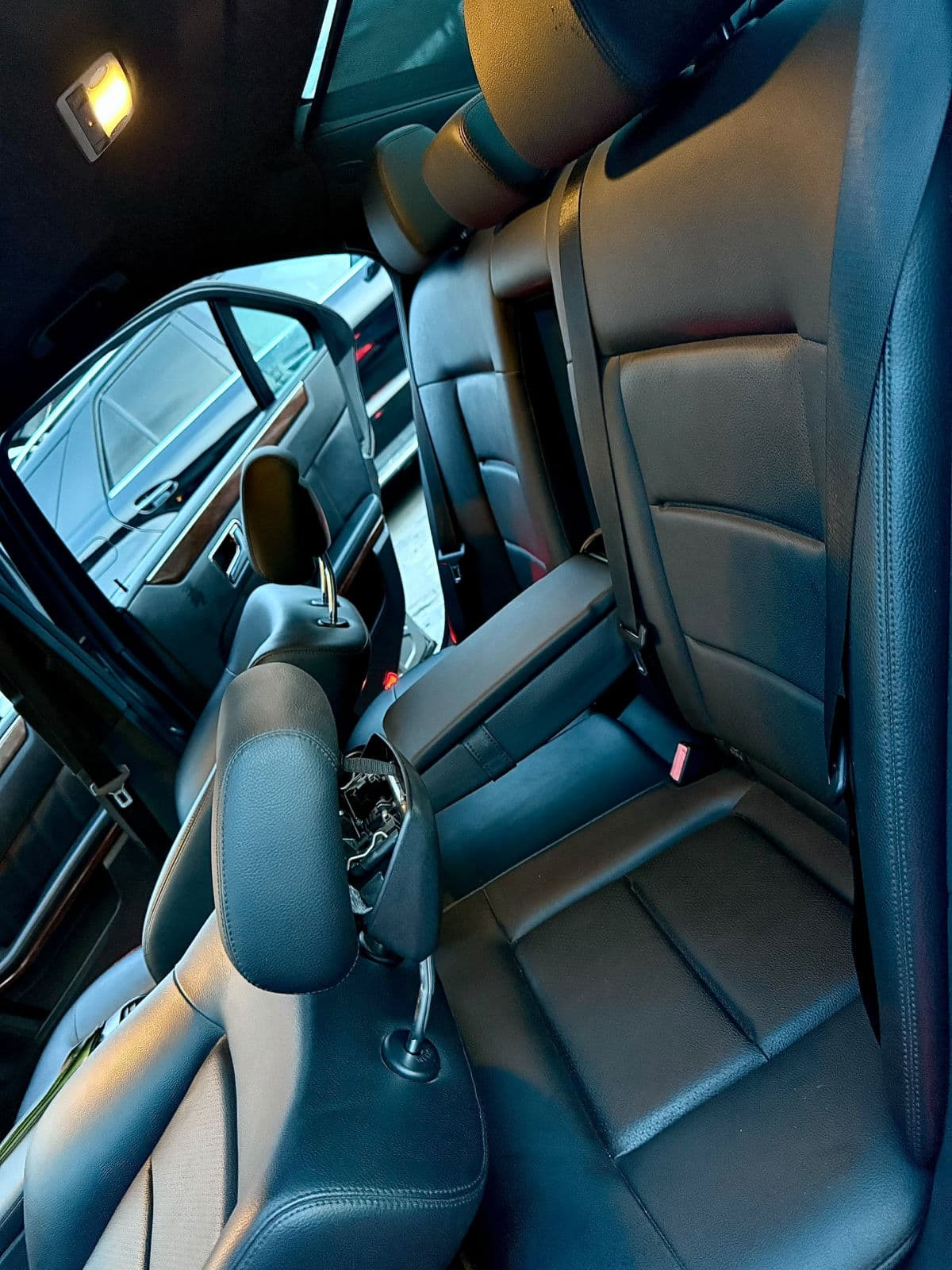 2010 MercedesBenz E350 — photo 3