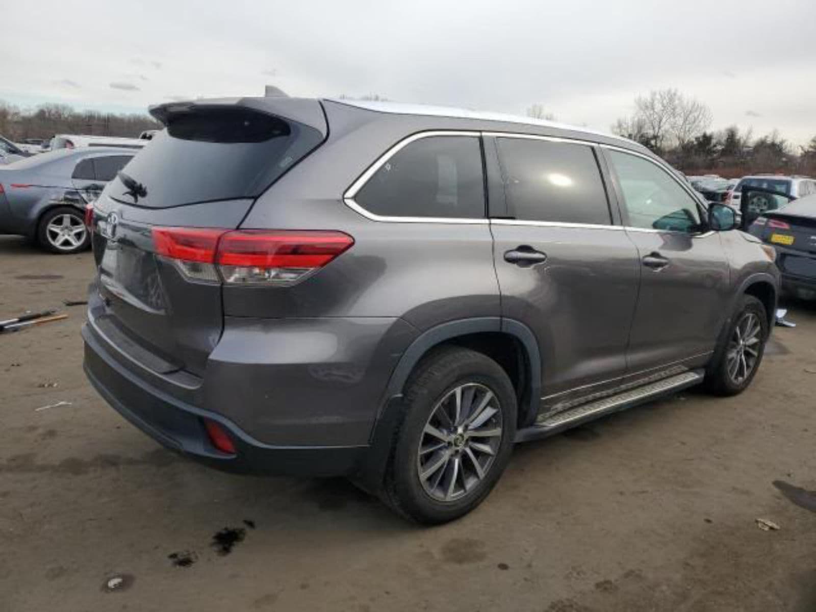 FOREIGN USED 2017 TOYOTA HIGHLANDER SE — photo 3