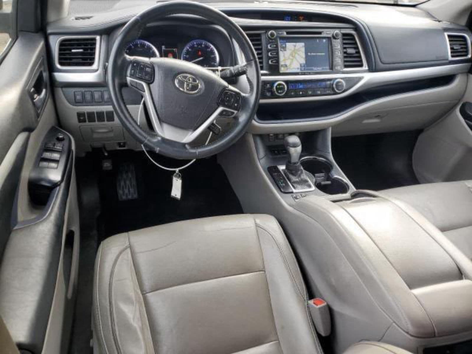 FOREIGN USED 2017 TOYOTA HIGHLANDER SE — photo 4