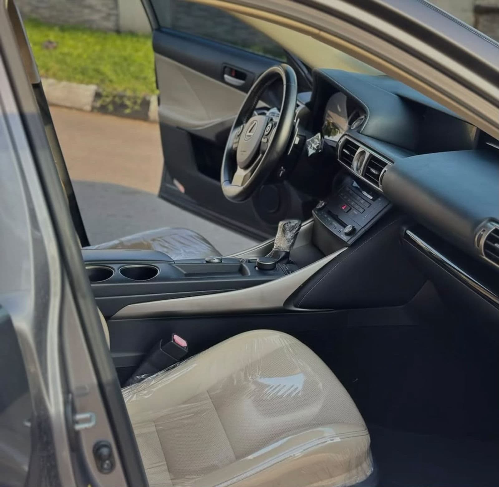 2015 LEXUS IS250 — photo 4