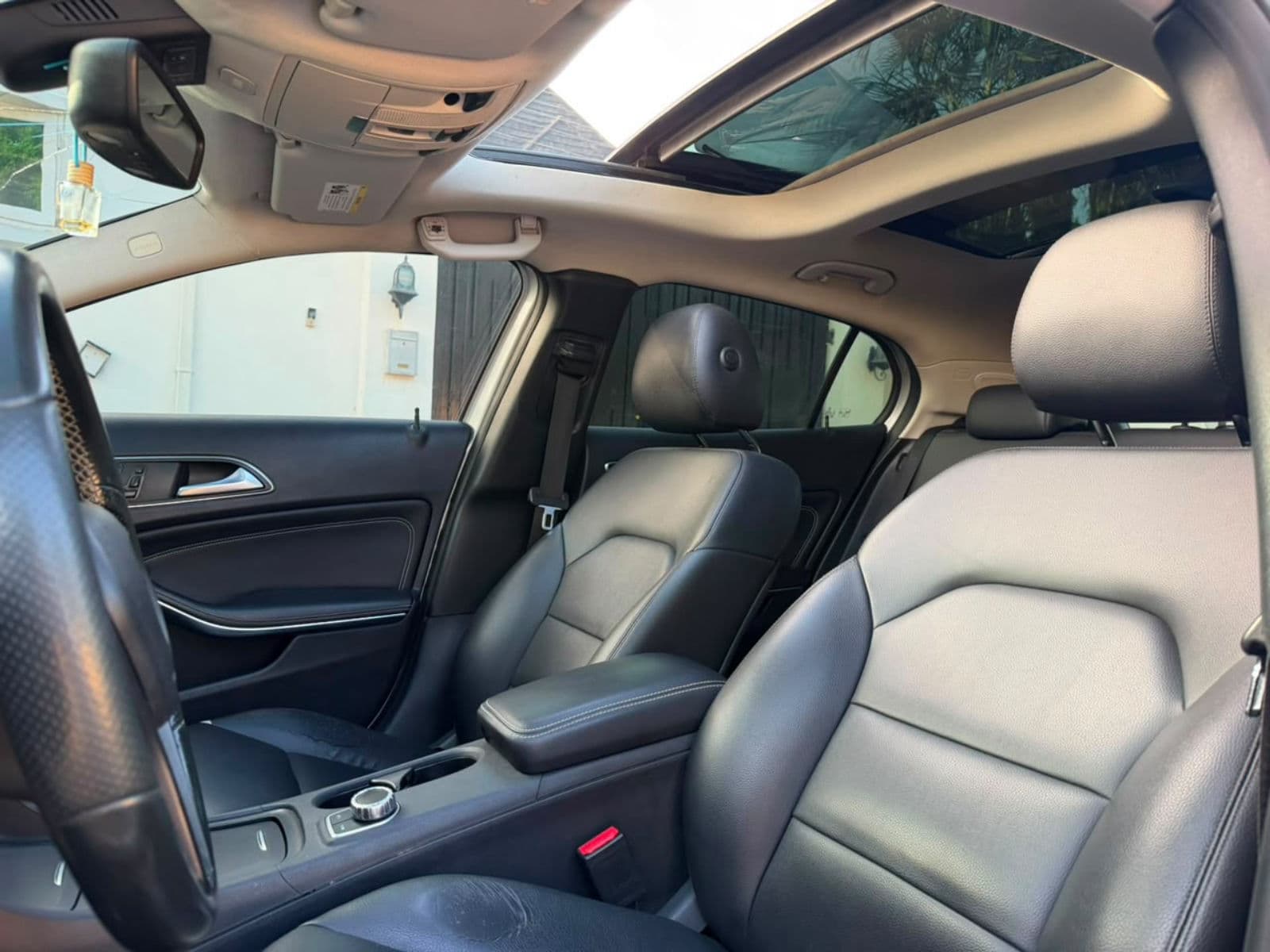 FOREIGN USED 2015 MERCEDES BENZ GLA250 WITH PANORAMIC ROOF FOR SALE  — photo 3