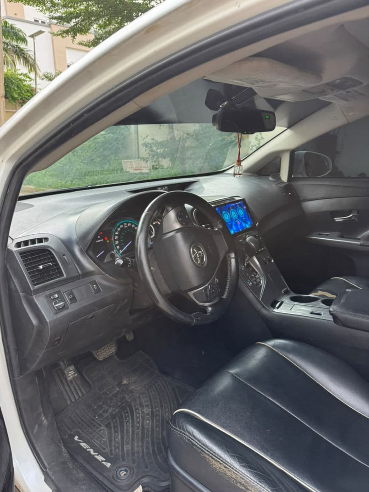 2013 VENZA XLE LIMITED  — photo 5
