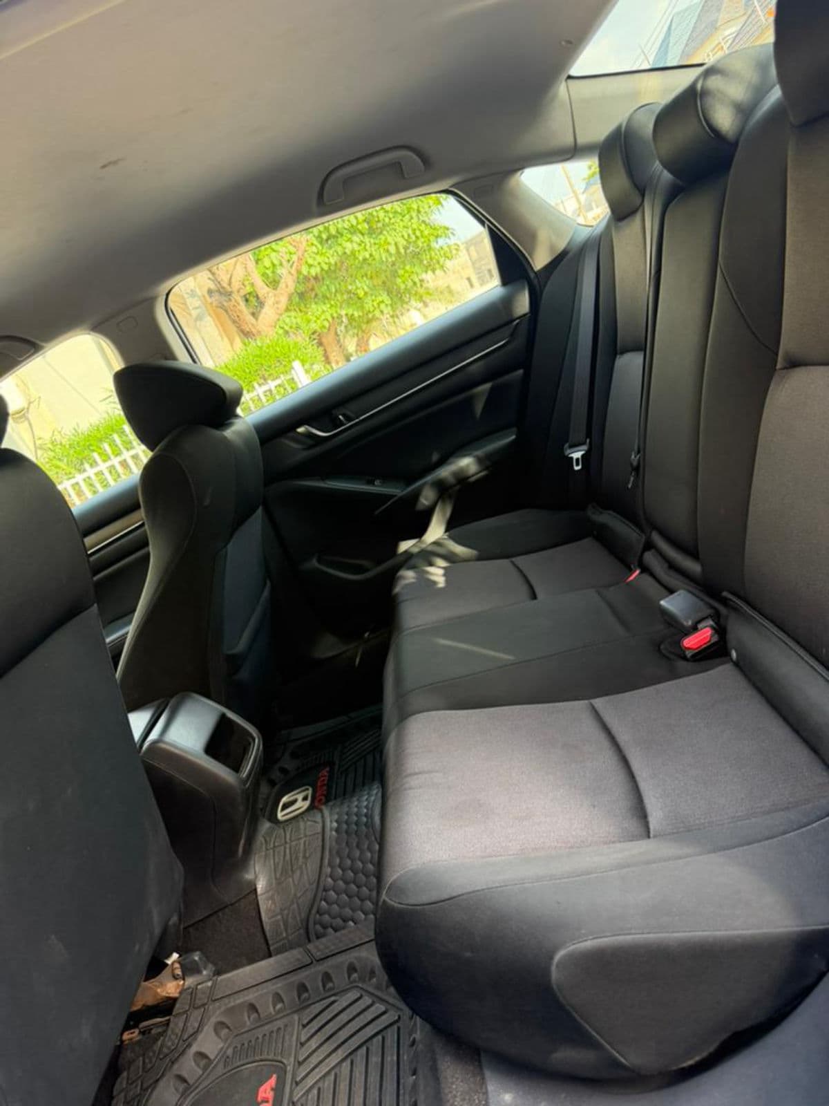 2019 Honda Accord Sedan — photo 5 of 9