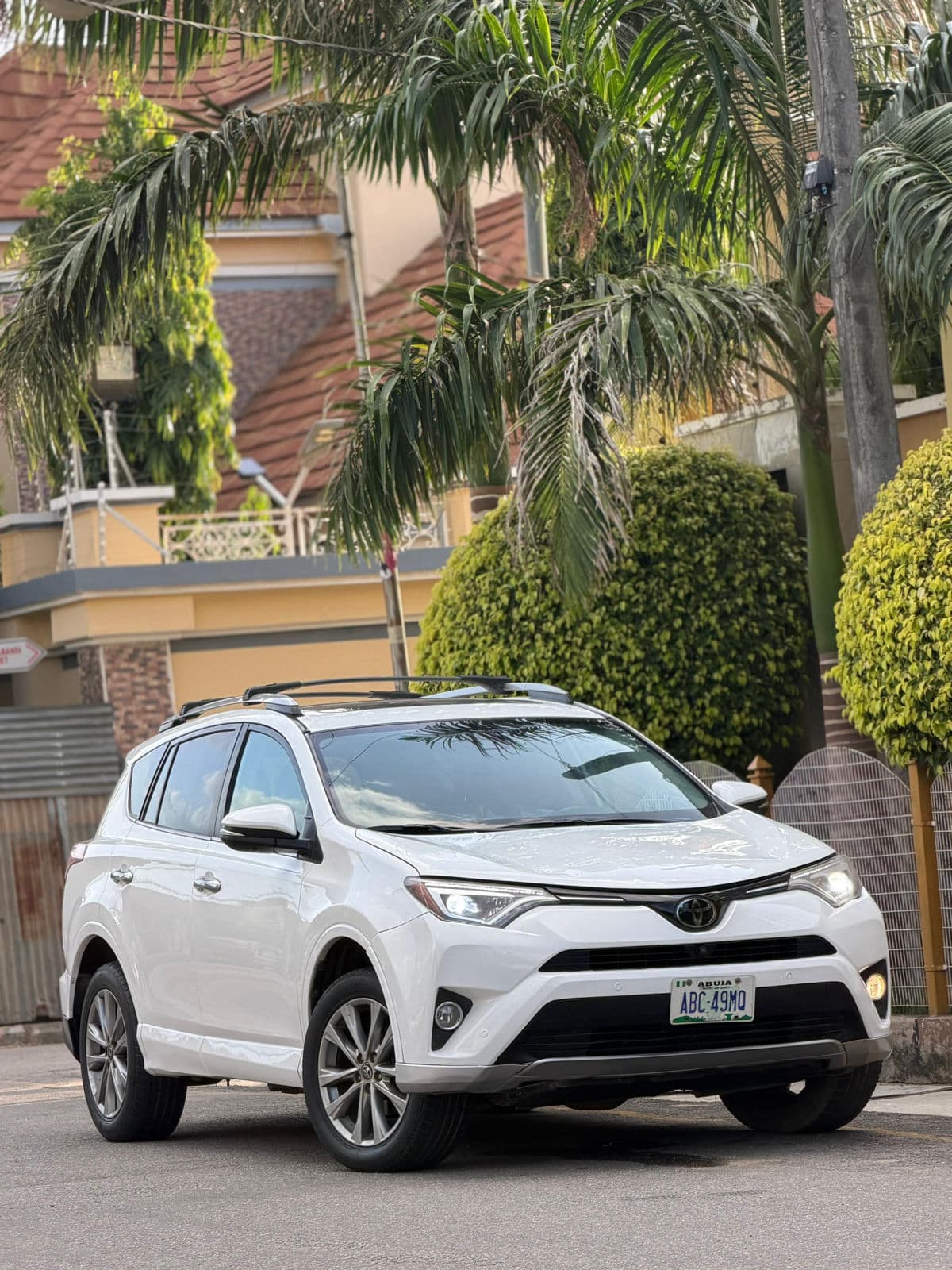 2016 Toyota Rav4 SUV — photo 2 of 11