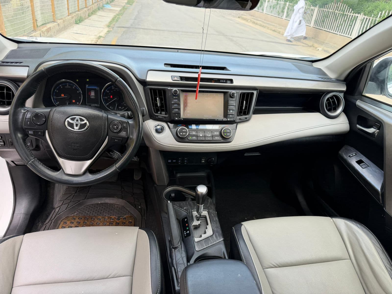 2016 Toyota Rav4 SUV — photo 3 of 11