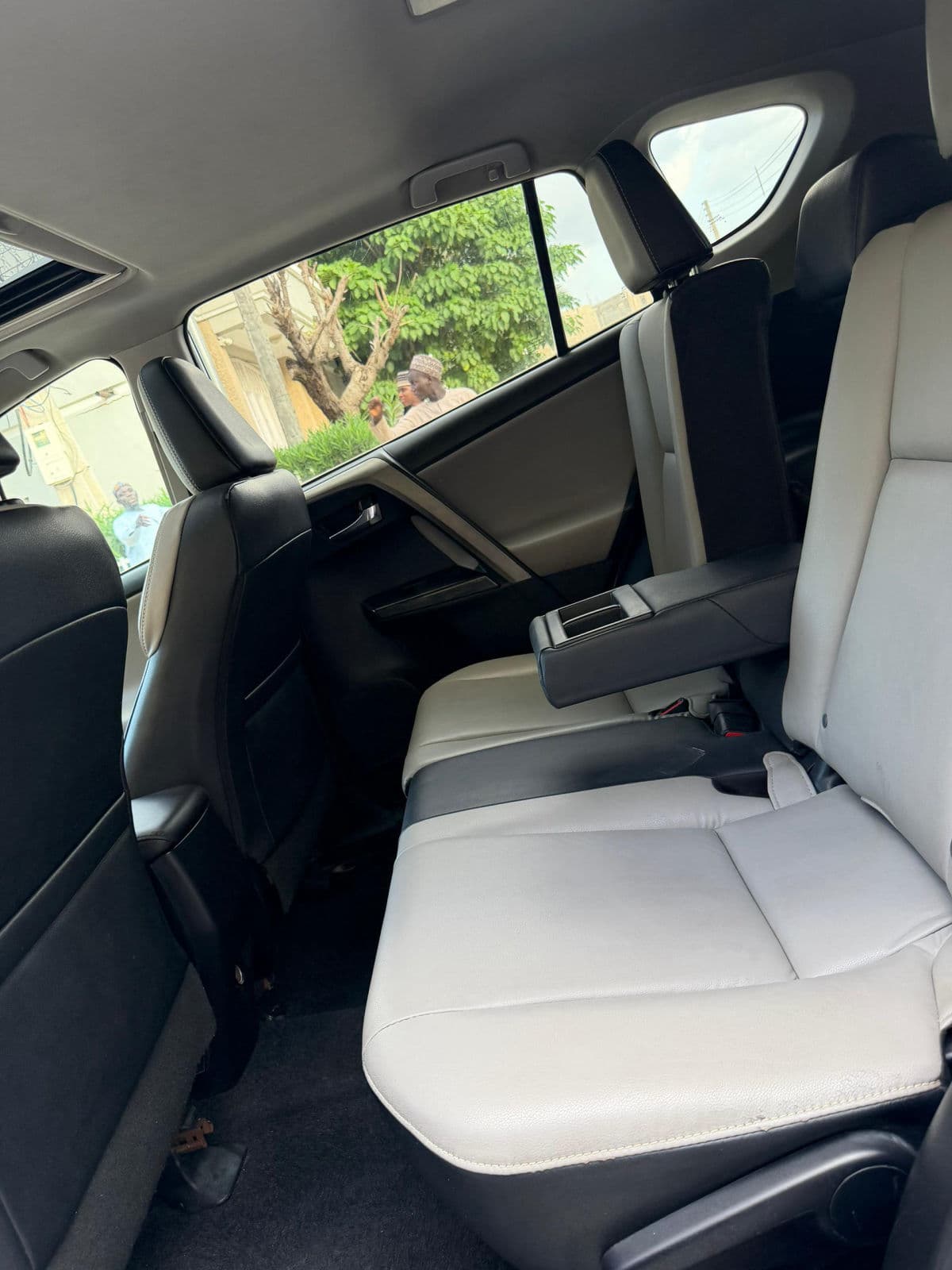2016 Toyota Rav4 SUV — photo 4 of 11