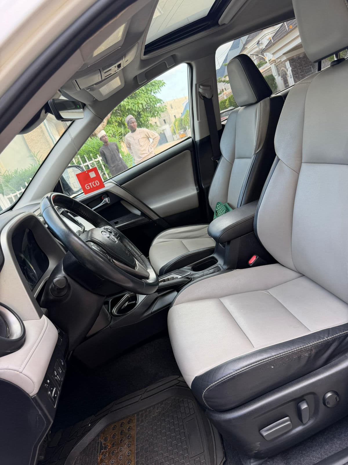 2016 Toyota Rav4 SUV — photo 6 of 11