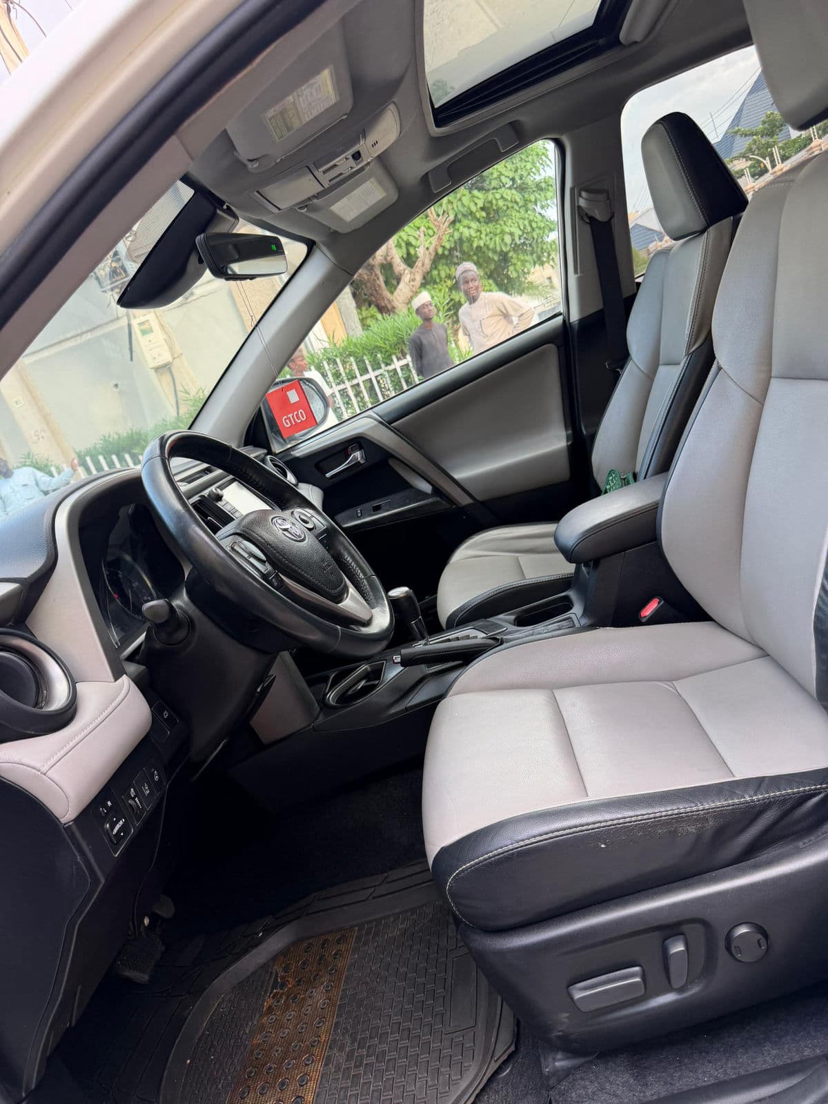 2016 Toyota Rav4 SUV — photo 8 of 11