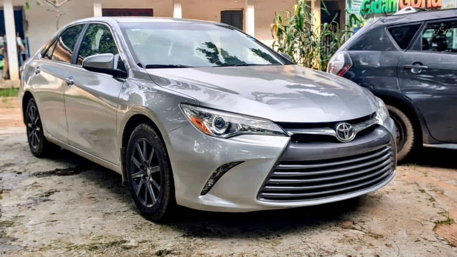 2015 Toyota Camry Sedan — photo 2 of 5
