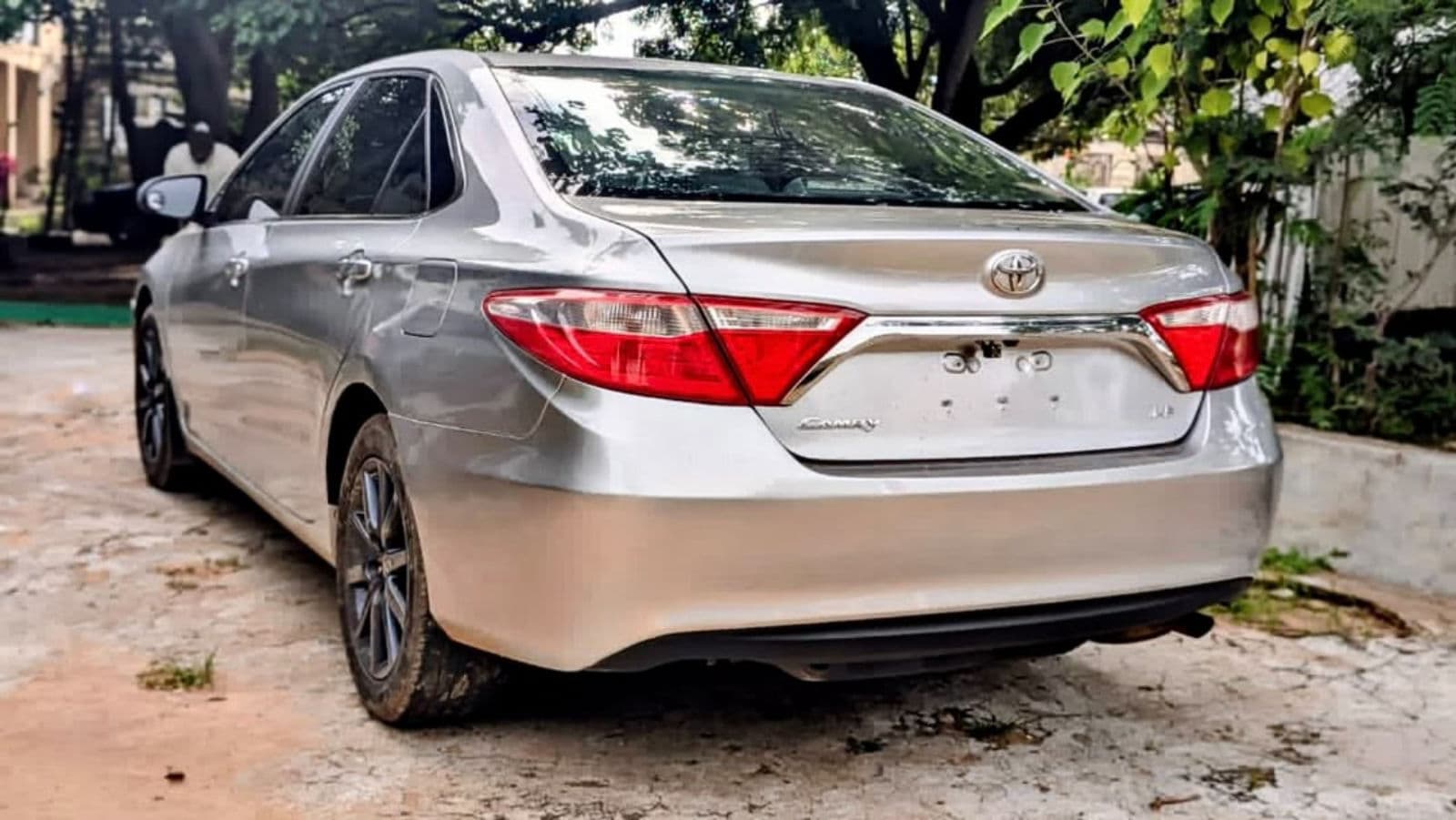 2015 Toyota Camry Sedan — photo 4 of 5