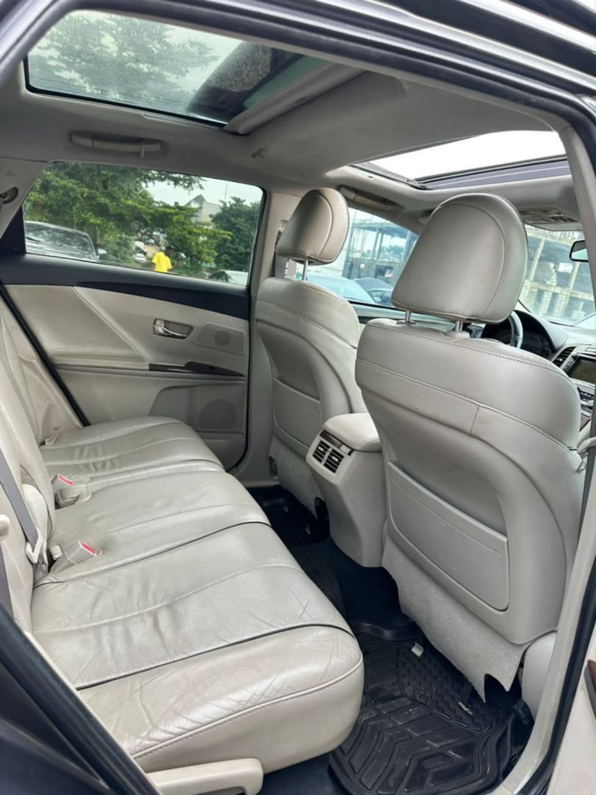 2010 Toyota Venza SUV — photo 4 of 6