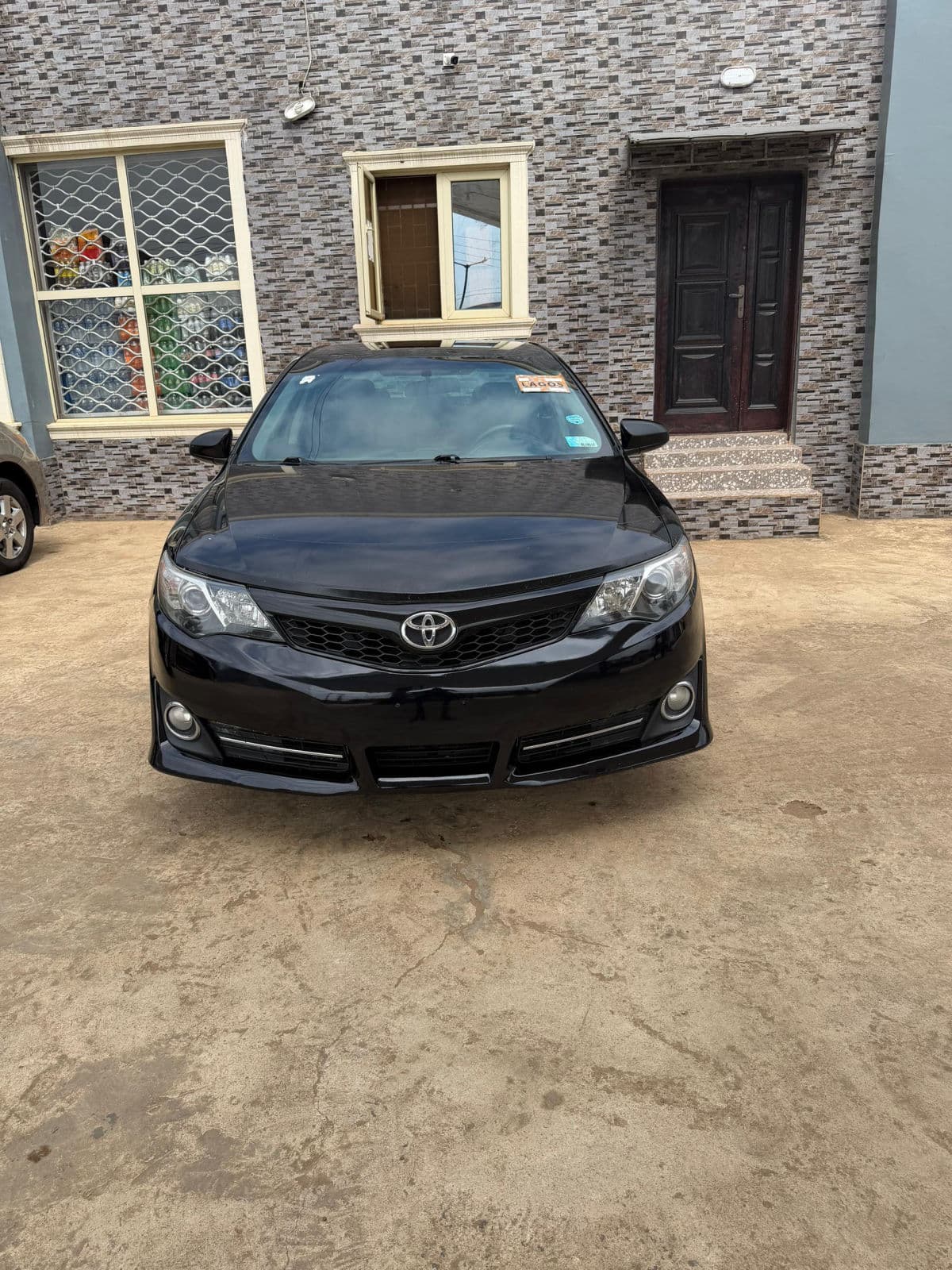 2014 Toyota Camry Sedan — photo 2 of 8