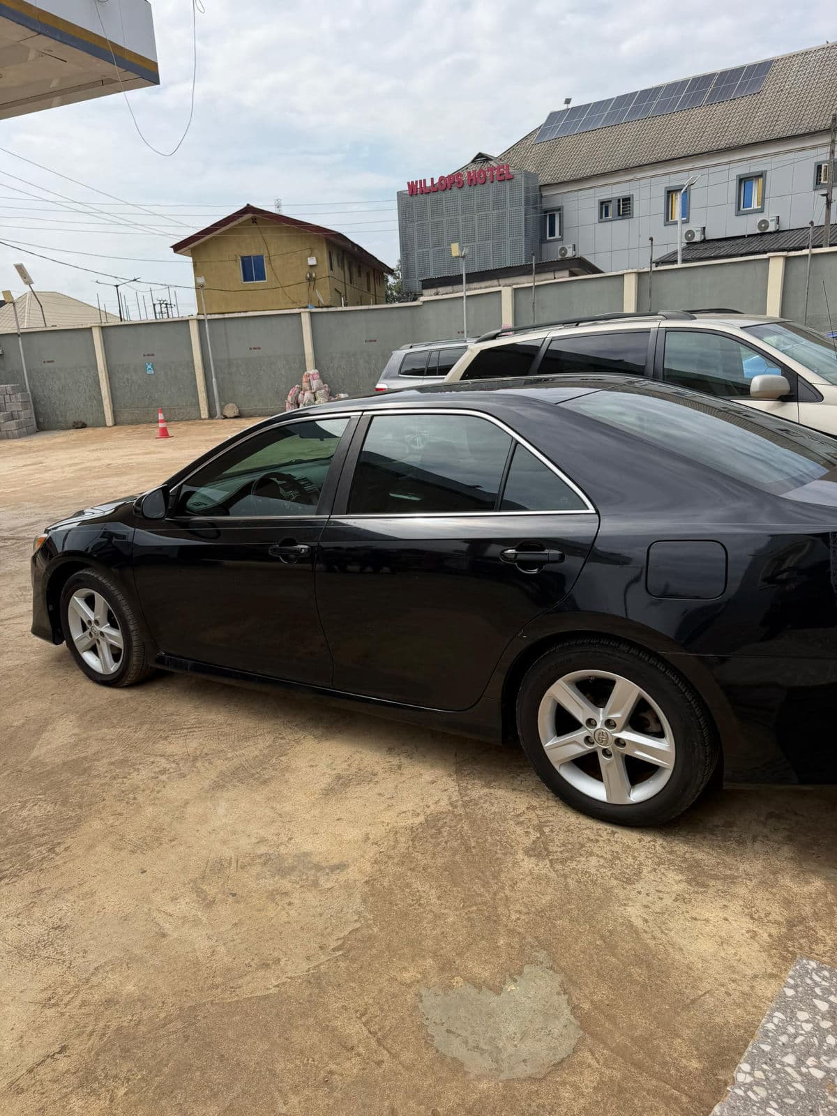 2014 Toyota Camry Sedan — photo 4 of 8