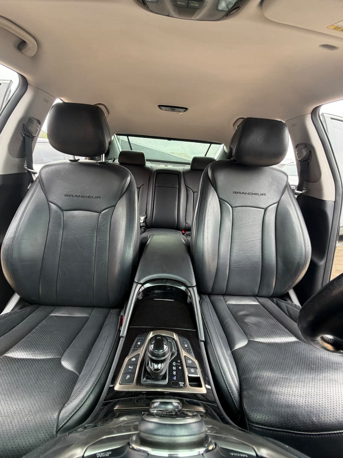 2012 Hyundai Azera Sedan — photo 6 of 10