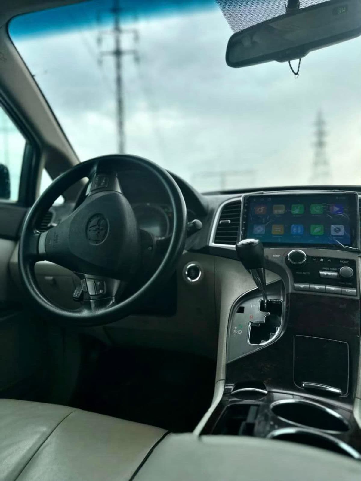 2011 Toyota Venza SUV — photo 2 of 4