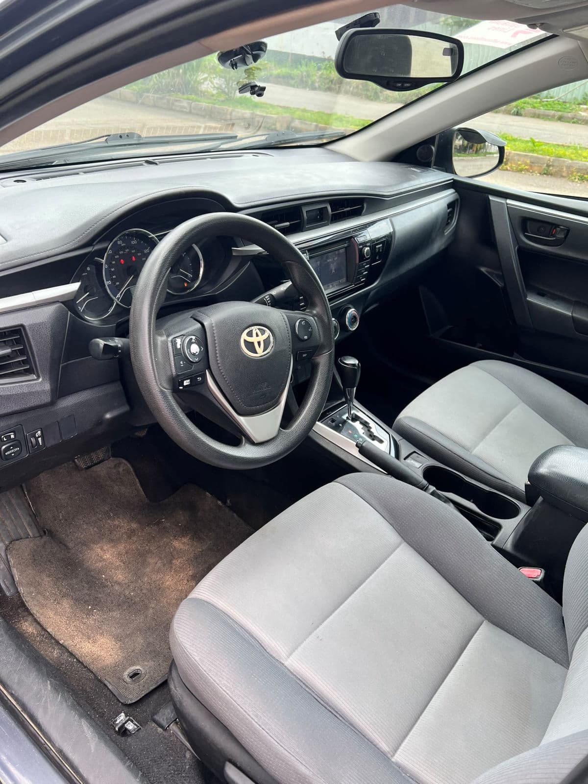 2016 Toyota Corolla Sedan — photo 4 of 8