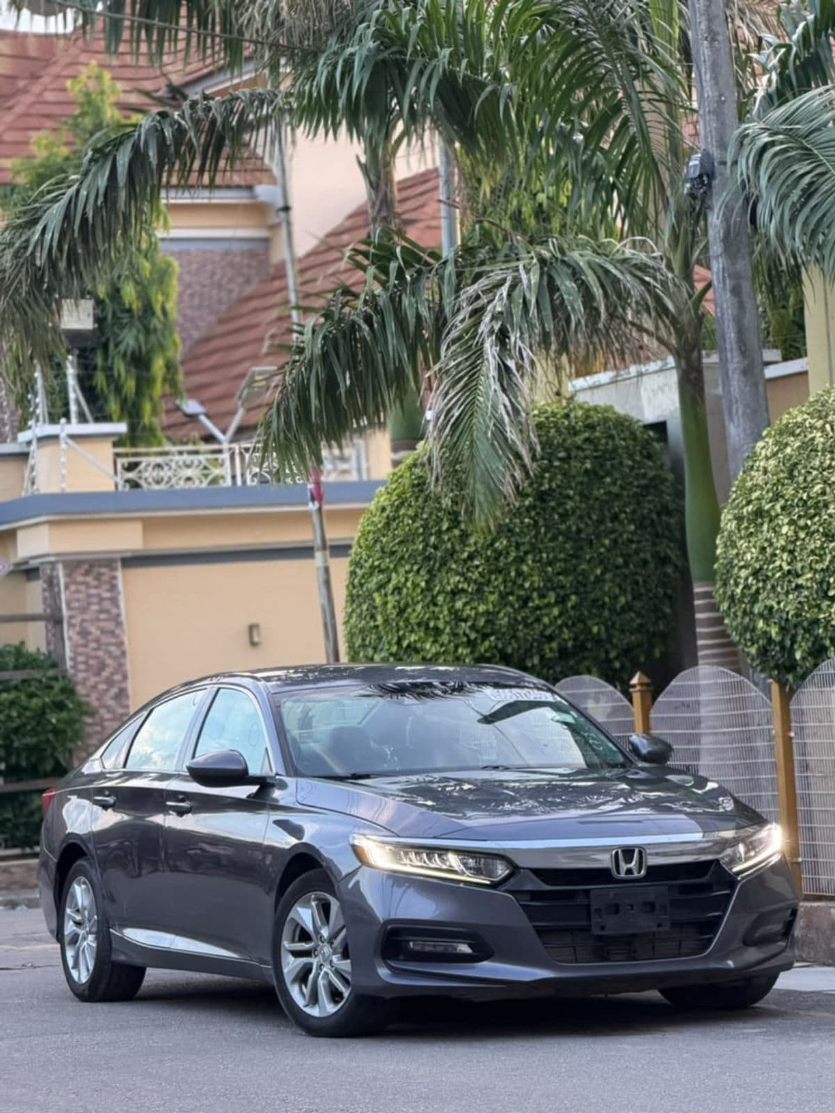 2019 Honda Accord Sedan — photo 2 of 10