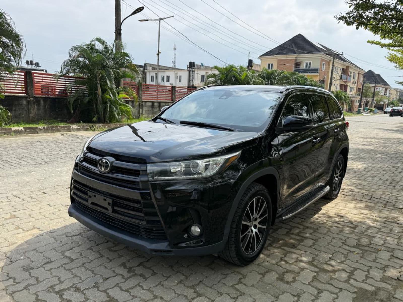 2017 Toyota Highlander SUV — photo 2 of 10