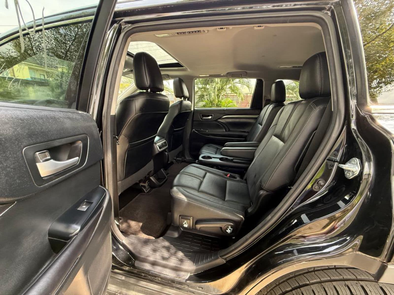 2017 Toyota Highlander SUV — photo 4 of 10