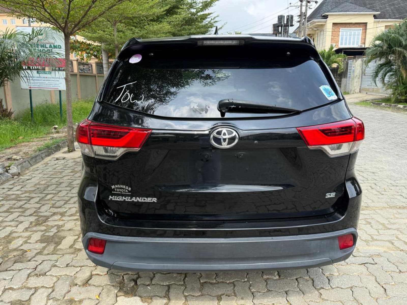 2017 Toyota Highlander SUV — photo 6 of 10