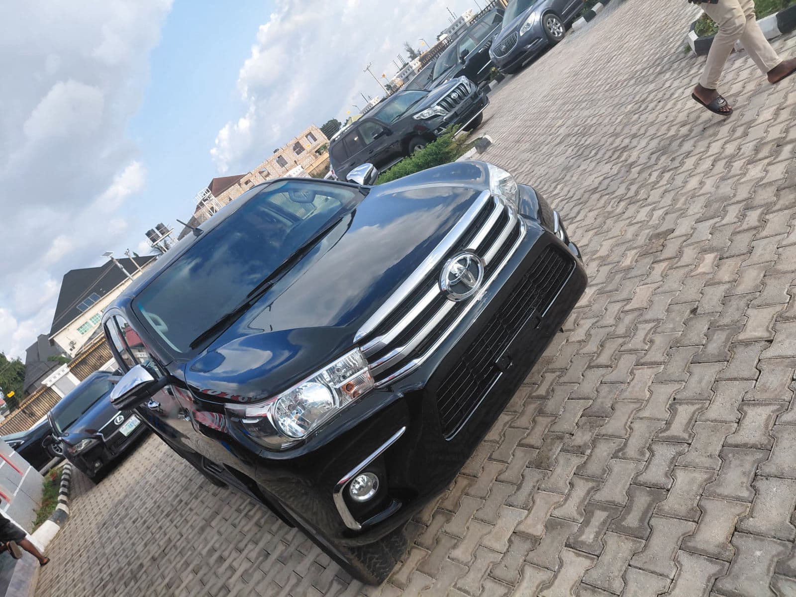 2019 Toyota HILUX Truck — photo 2 of 6