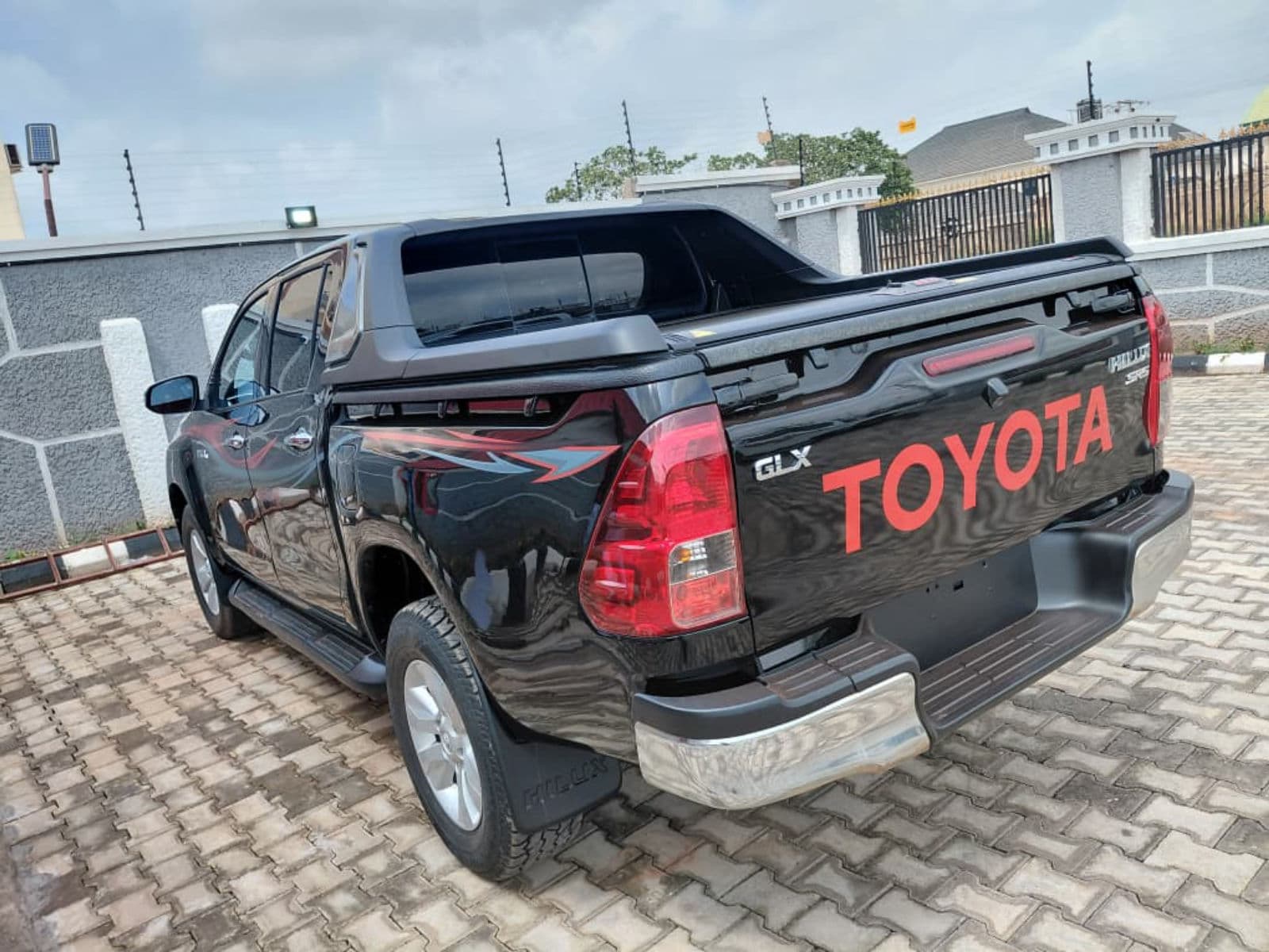 2019 Toyota HILUX Truck — photo 5 of 6