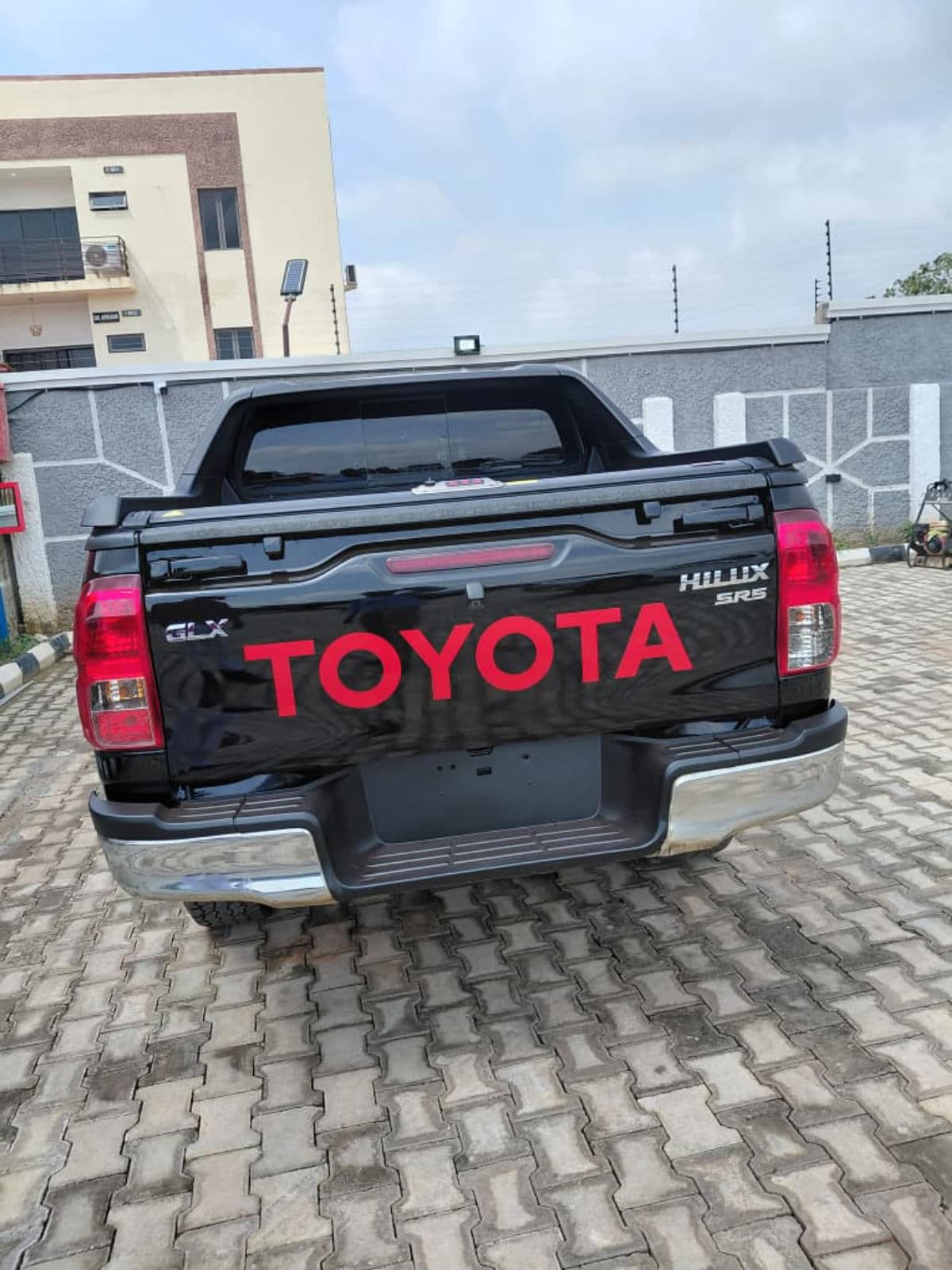 2019 Toyota HILUX Truck — photo 6 of 6