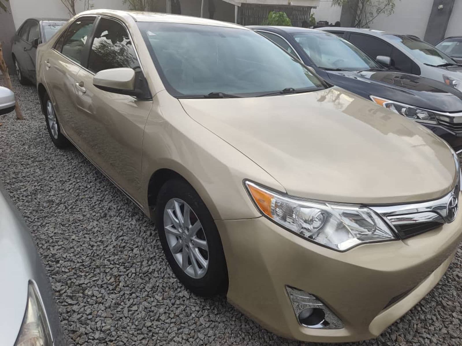 2013 Toyota Camry Sedan — photo 2 of 9