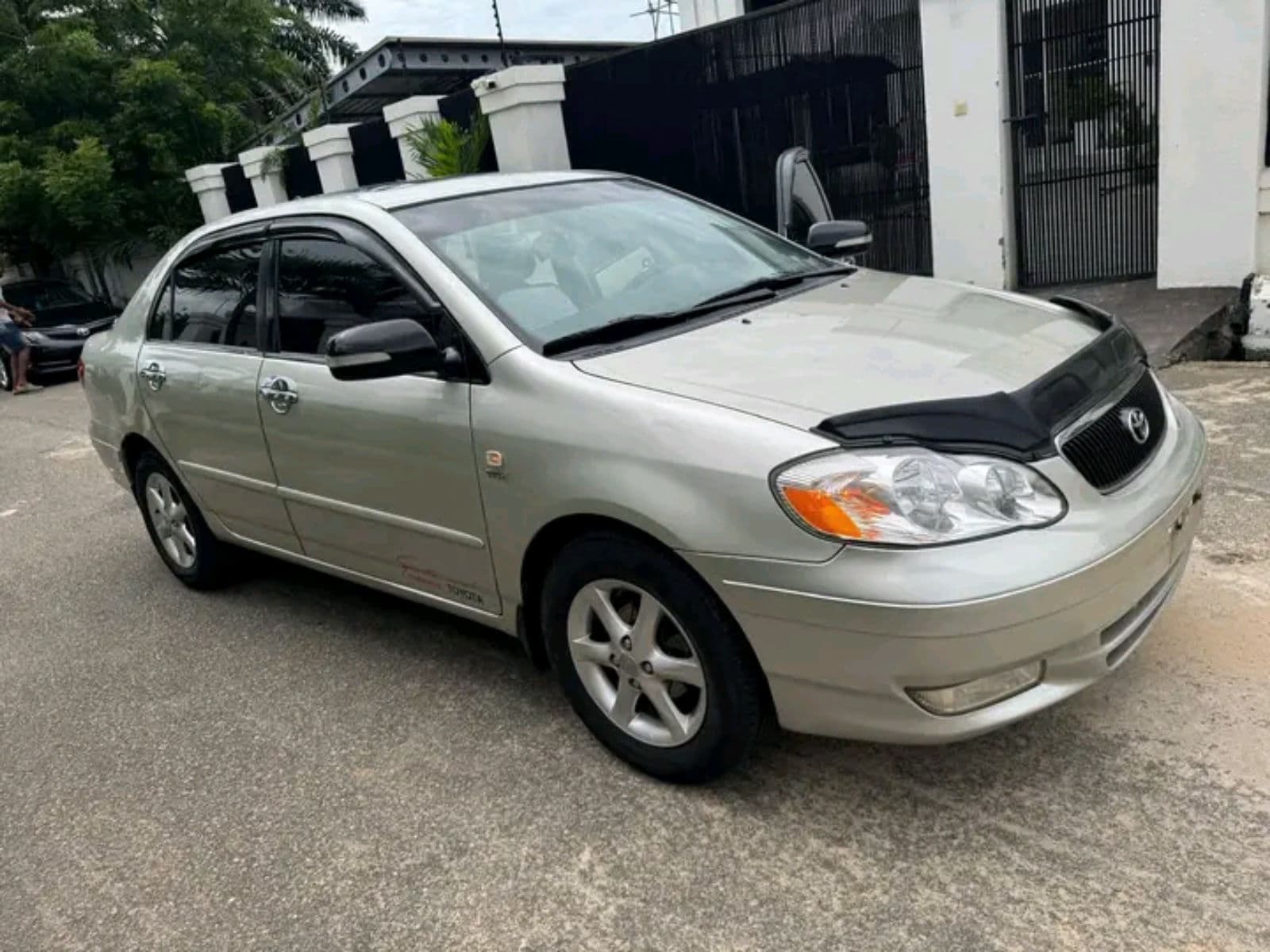 2004 Toyota Corolla Sedan — photo 2 of 11