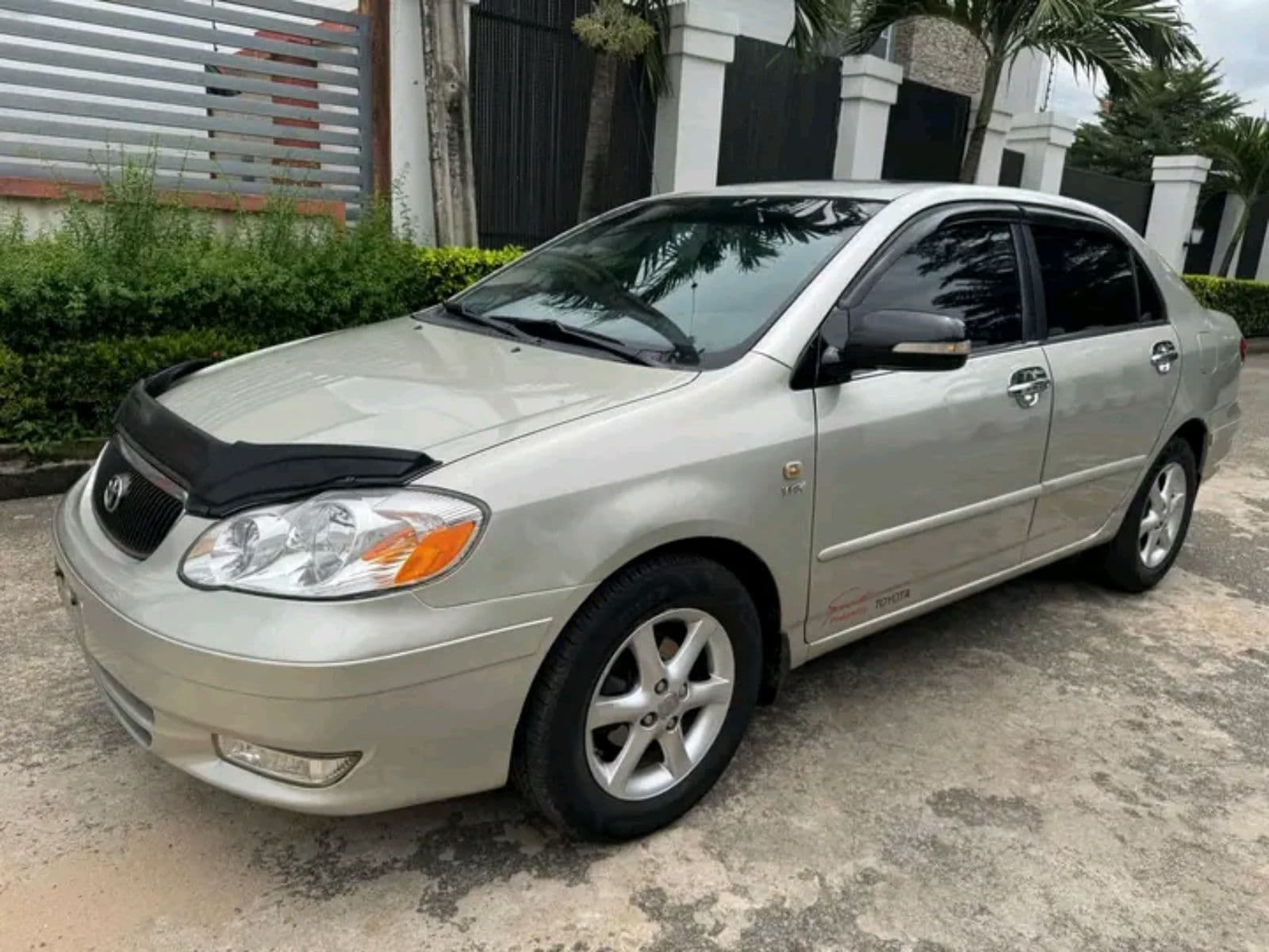 2004 Toyota Corolla Sedan — photo 4 of 11