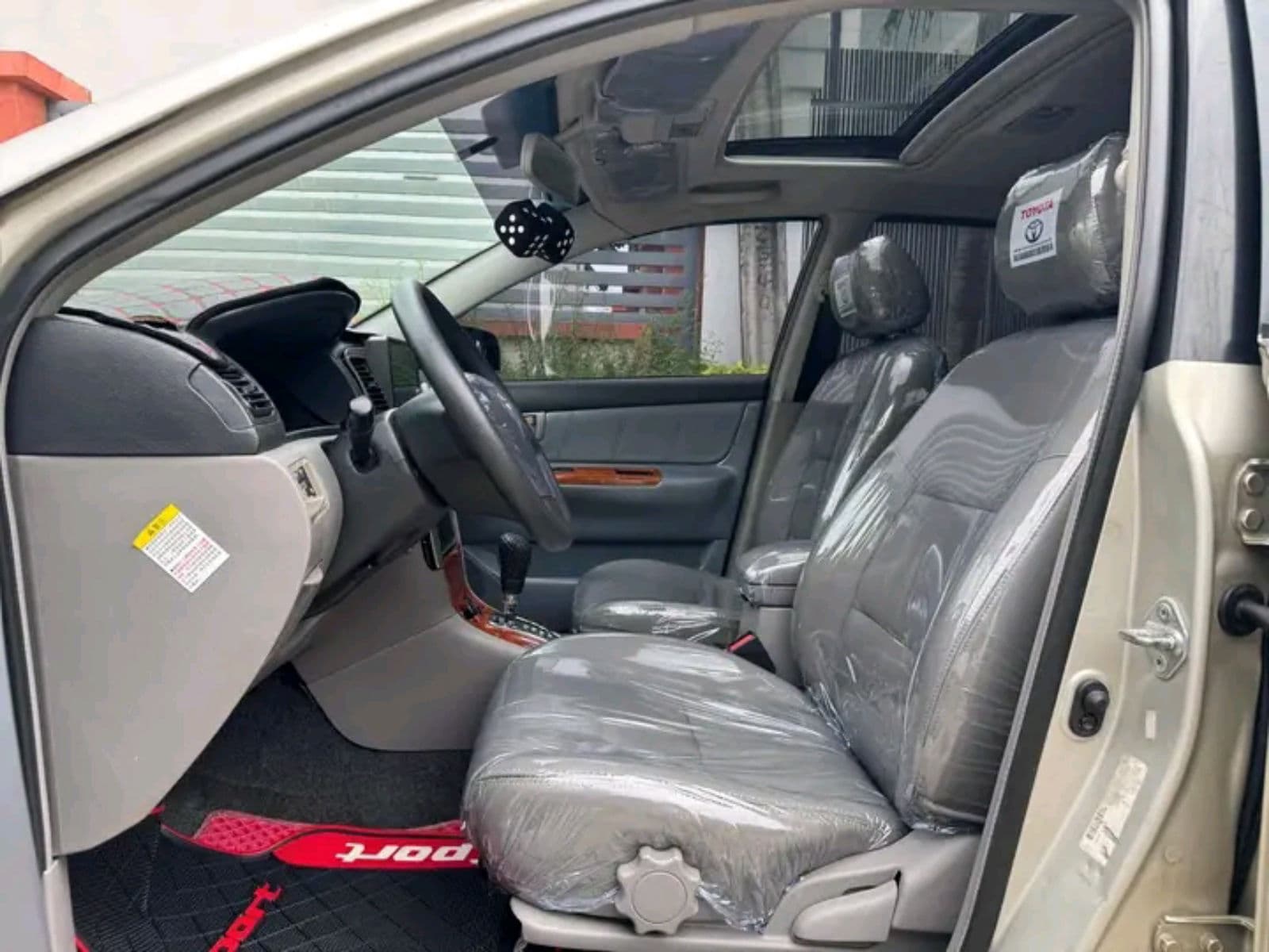 2004 Toyota Corolla Sedan — photo 7 of 11