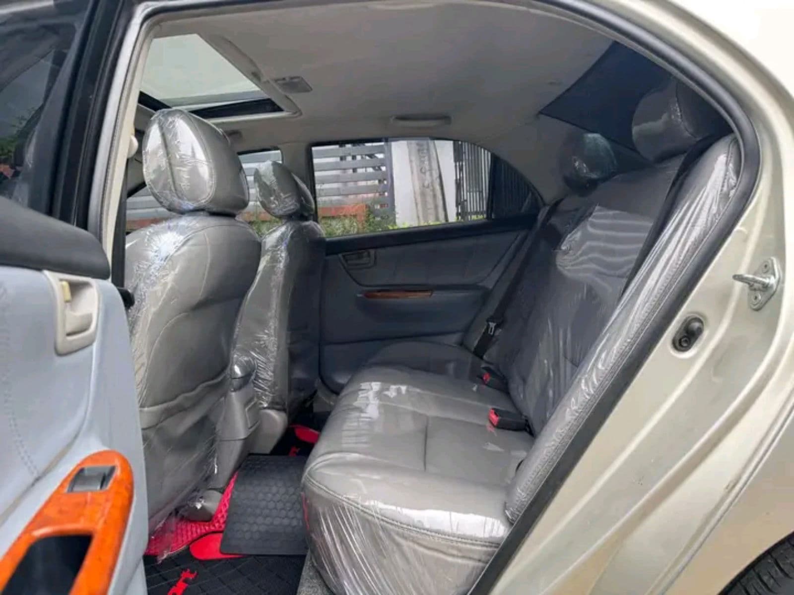 2004 Toyota Corolla Sedan — photo 8 of 11