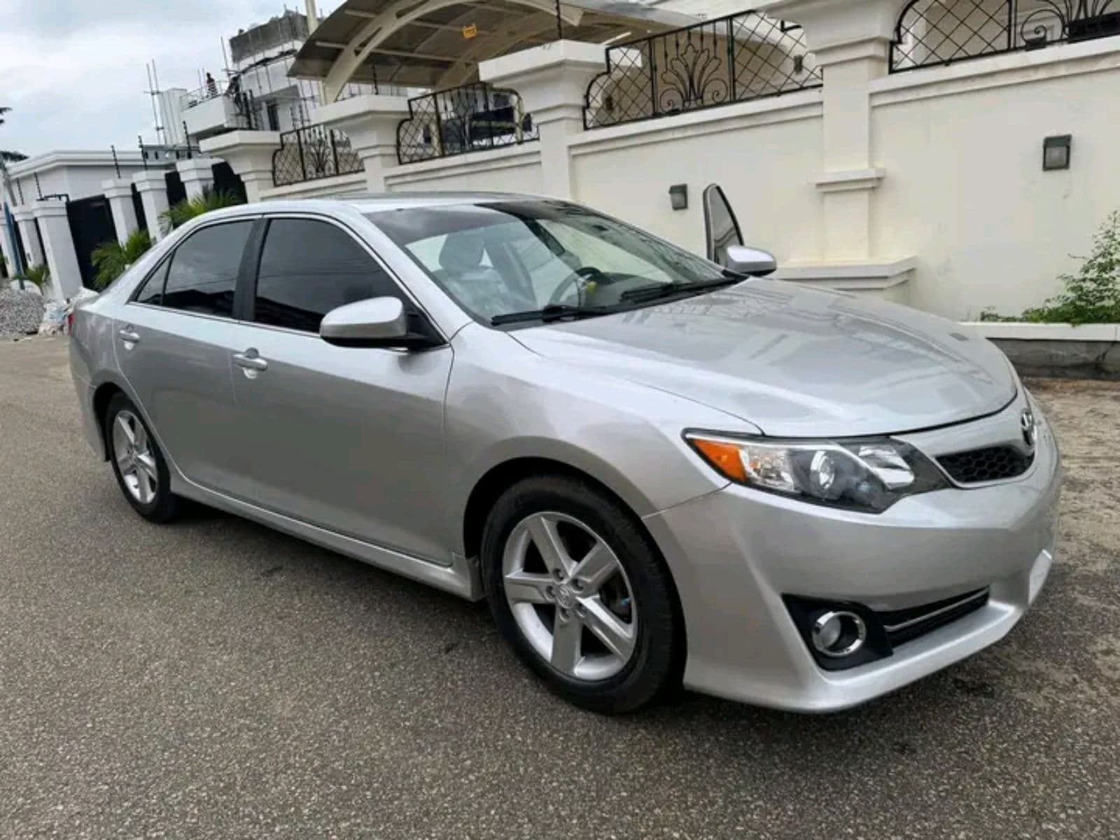 2011 Toyota Camry Sedan — photo 2 of 10