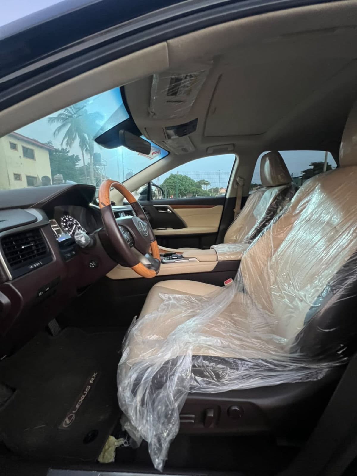 2017 Lexus RX SUV — photo 4 of 7