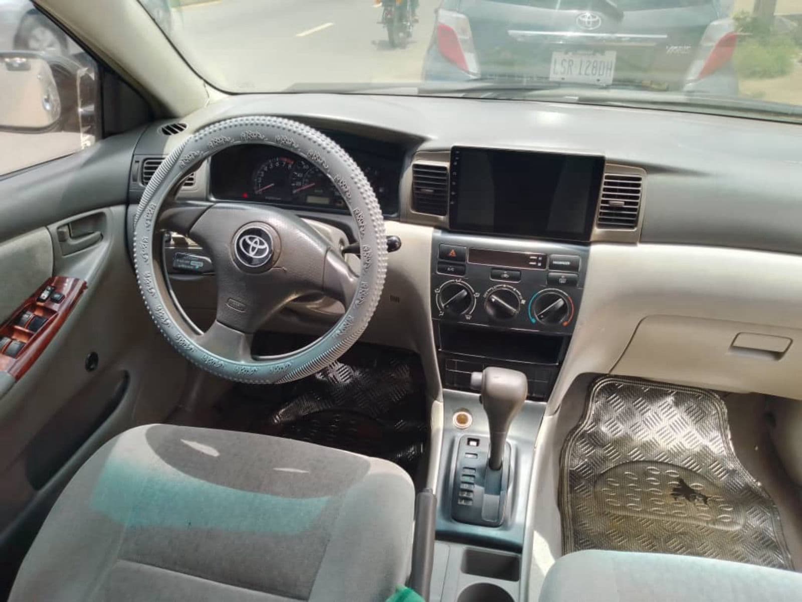 2004 Toyota Corolla Sedan — photo 2 of 7