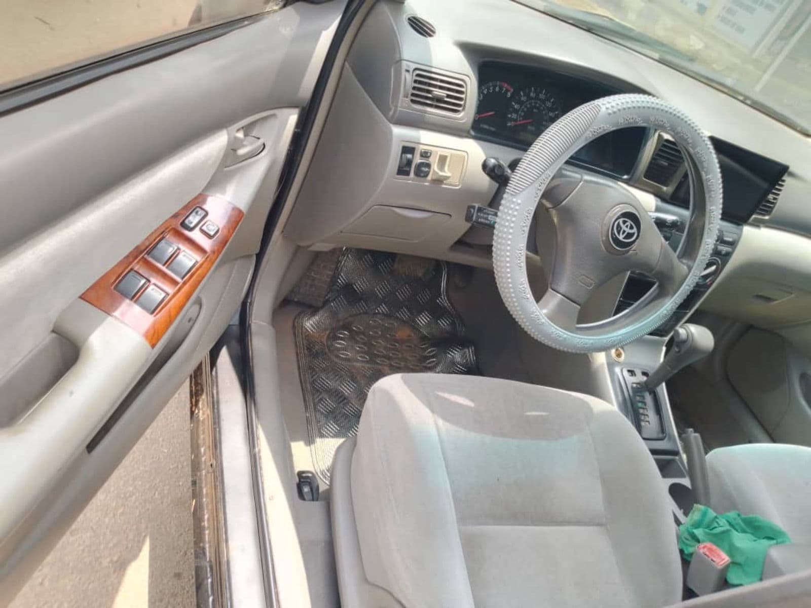 2004 Toyota Corolla Sedan — photo 3 of 7