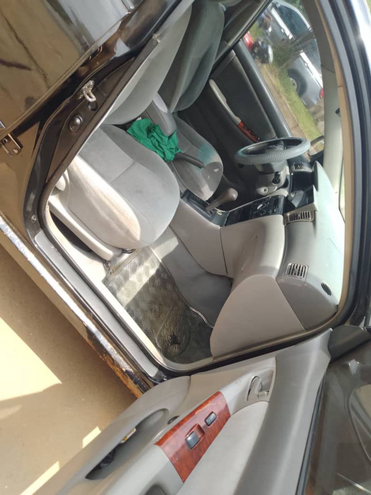 2004 Toyota Corolla Sedan — photo 5 of 7
