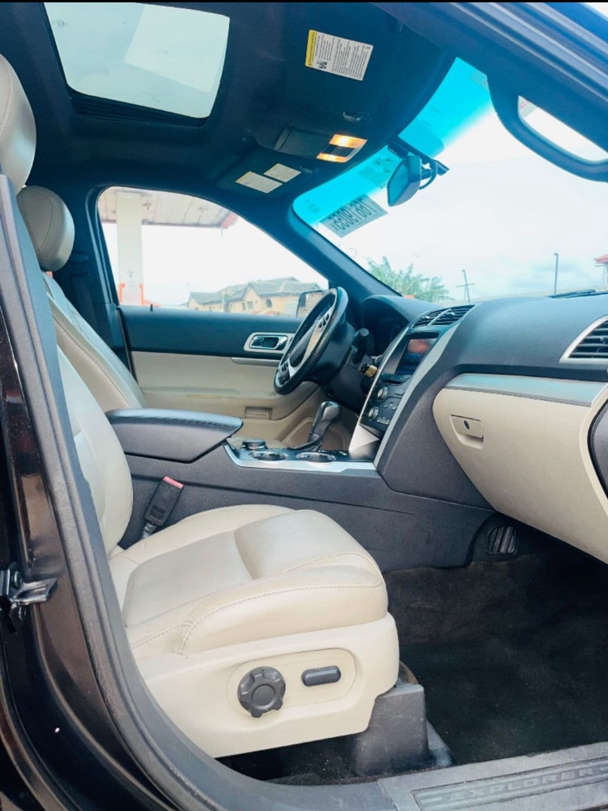 2013 Ford Explorer SUV — photo 4 of 9