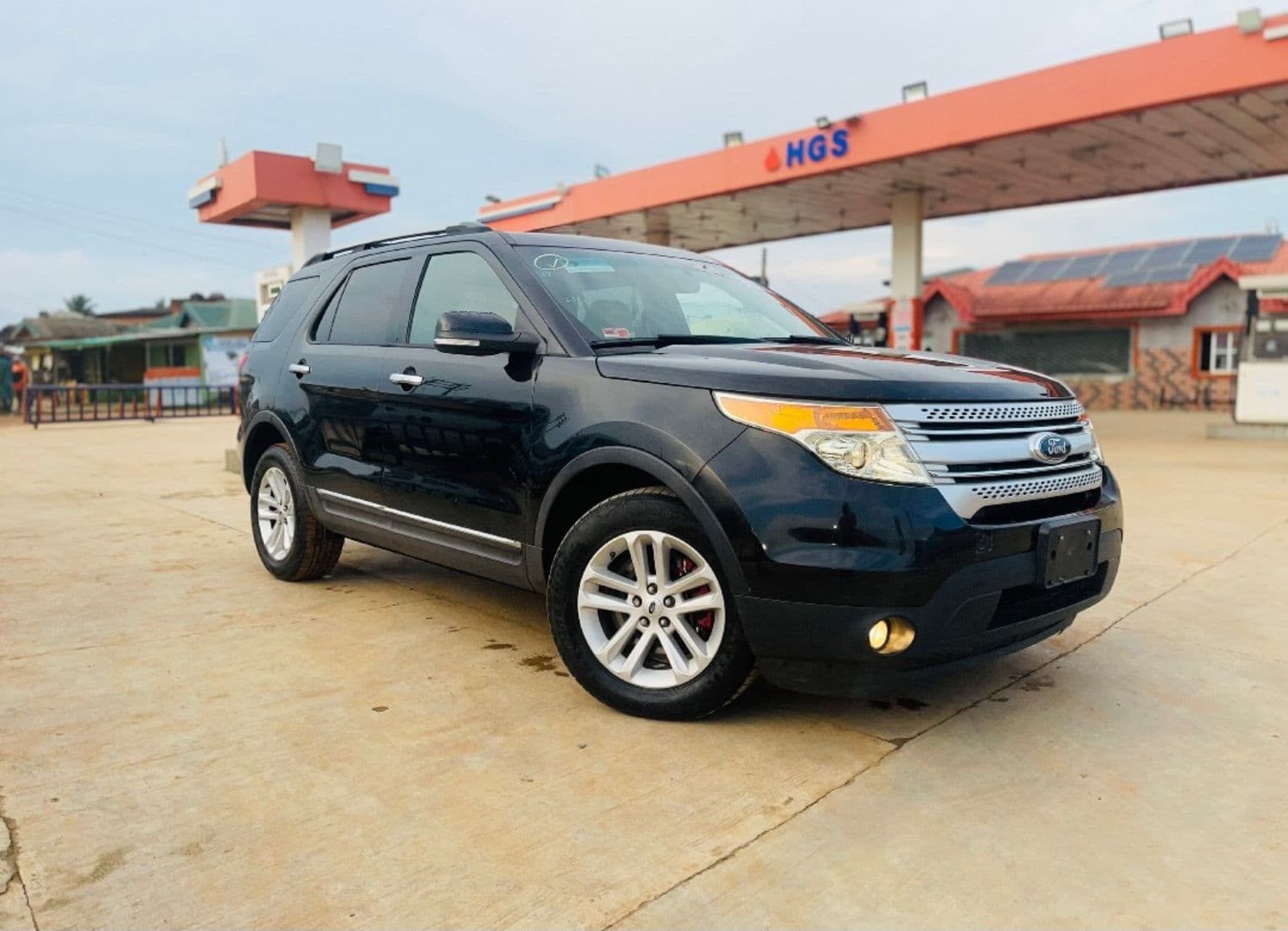 2013 Ford Explorer SUV — photo 8 of 9