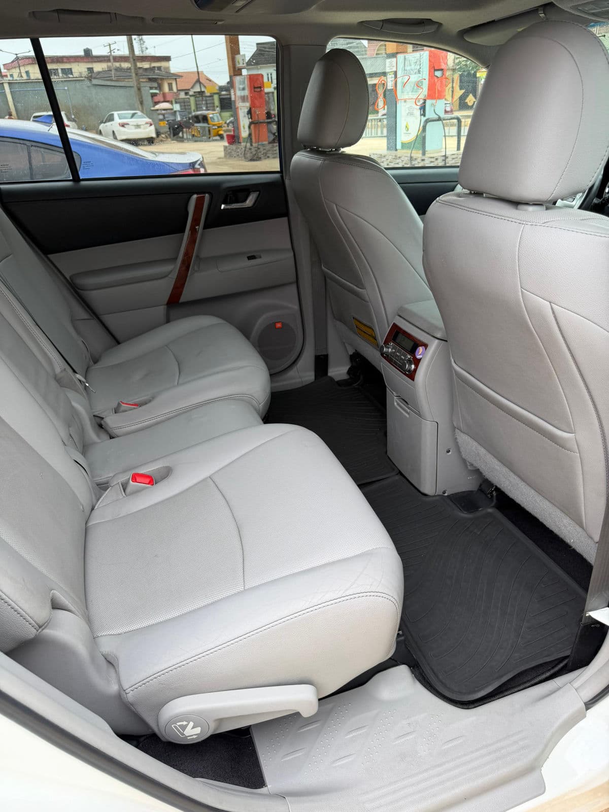 2013 Toyota Highlander SUV — photo 5 of 10