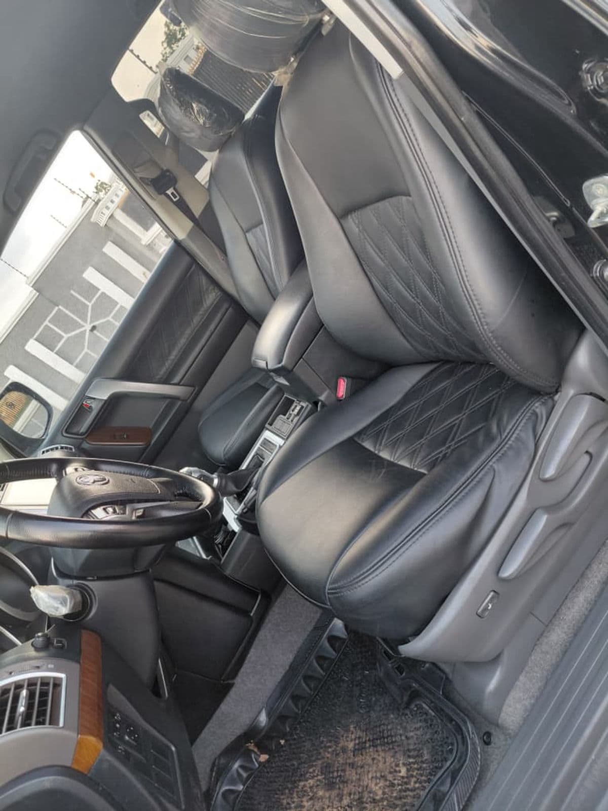 2010 Toyota Prado SUV — photo 2 of 6
