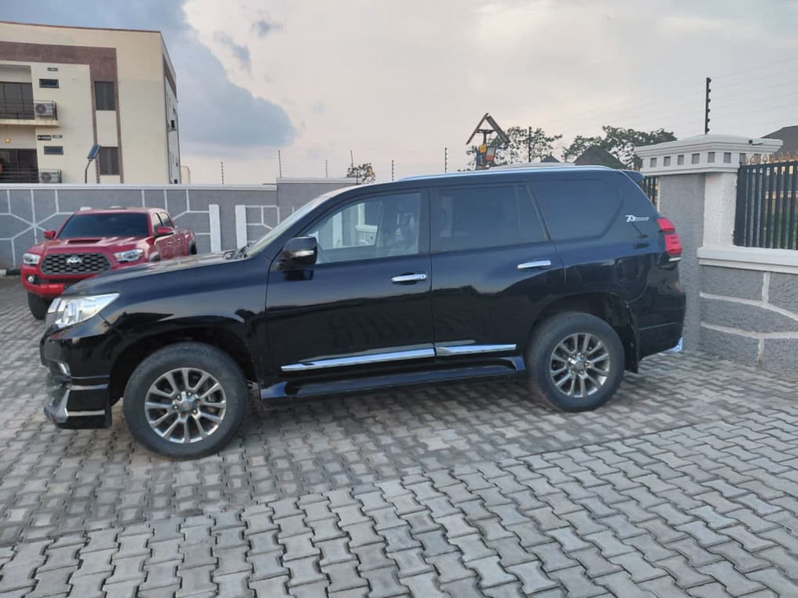 2010 Toyota Prado SUV — photo 4 of 6