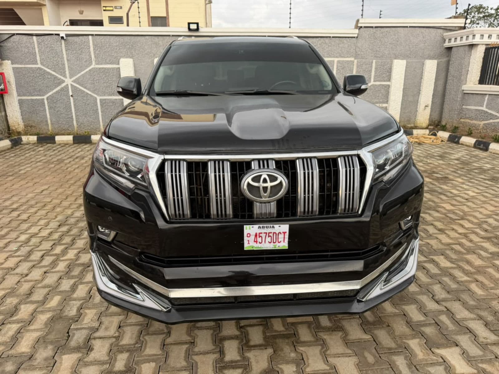 2016 Toyota Prado SUV — photo 2 of 9