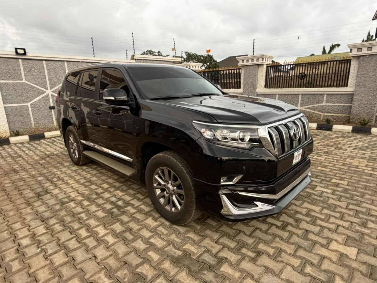 2016 Toyota Prado SUV — photo 3 of 9