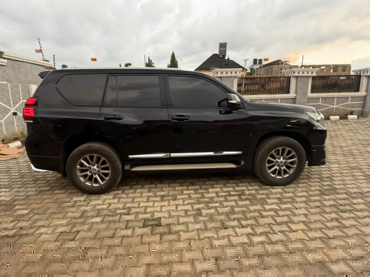 2016 Toyota Prado SUV — photo 8 of 9