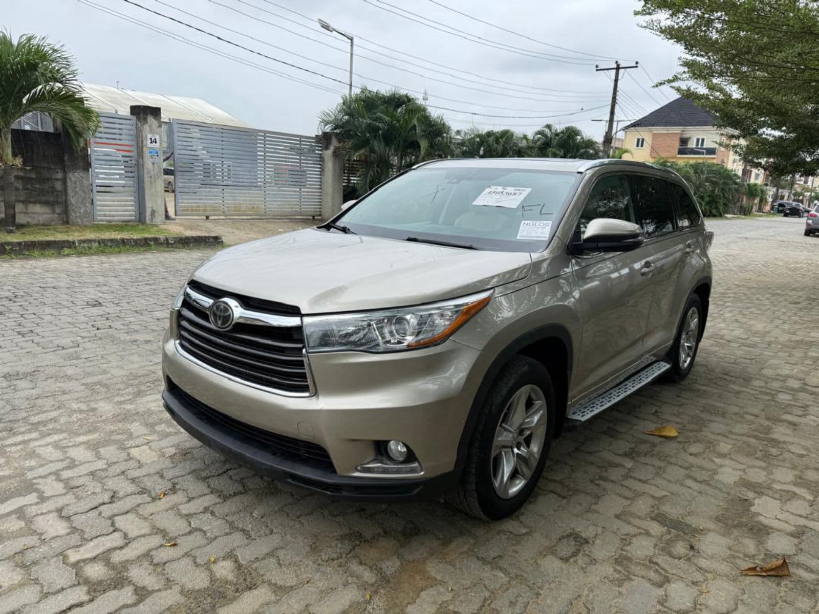 2015 Toyota Highlander SUV — photo 3 of 8