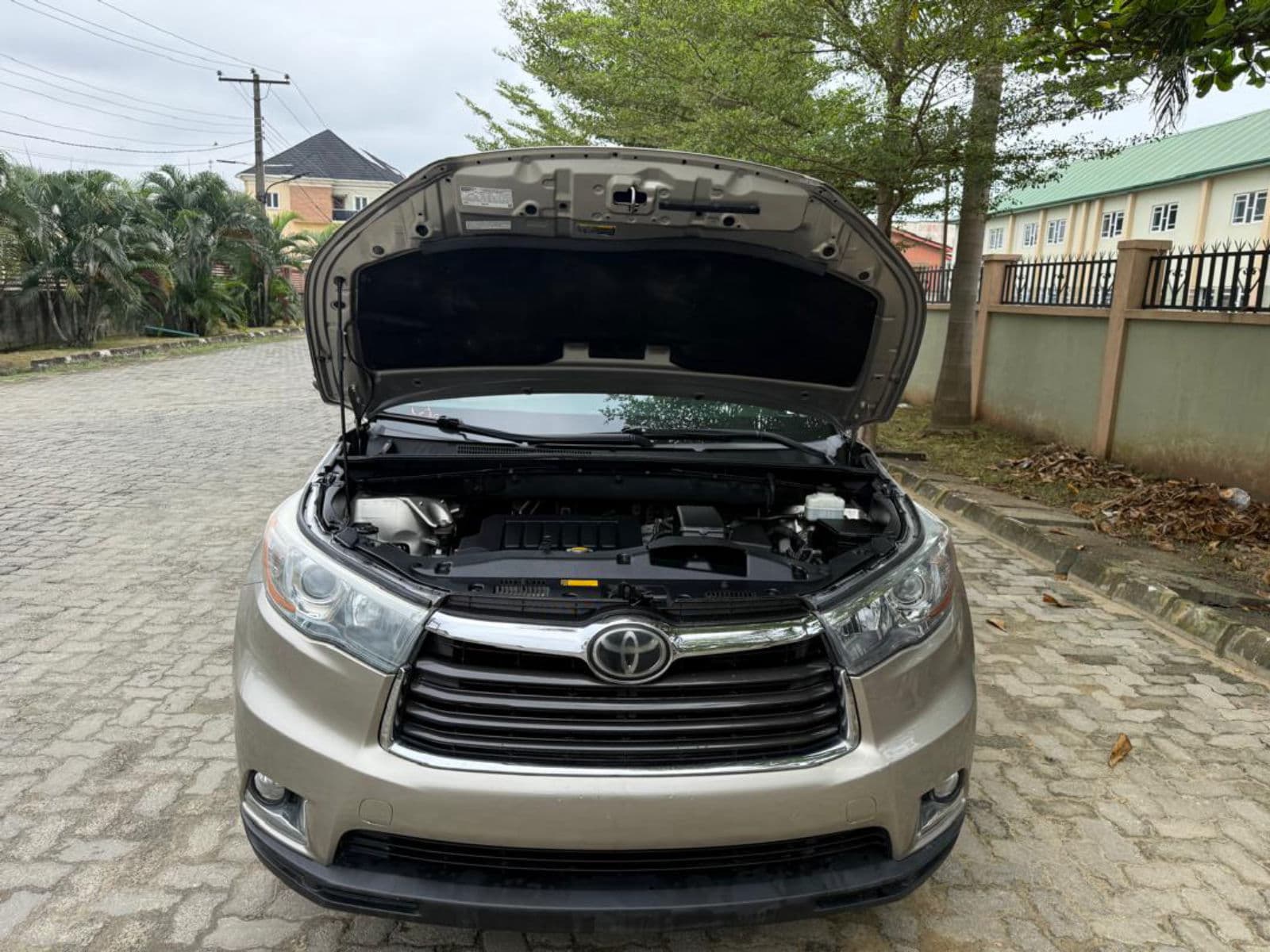 2015 Toyota Highlander SUV — photo 4 of 8