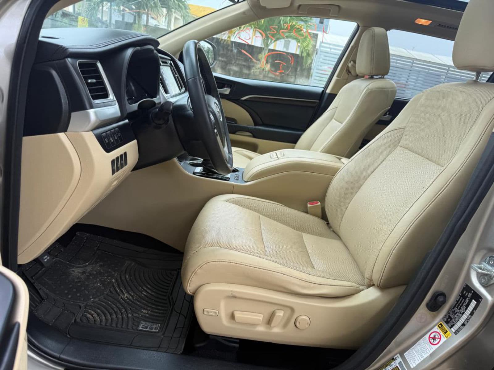 2015 Toyota Highlander SUV — photo 5 of 8