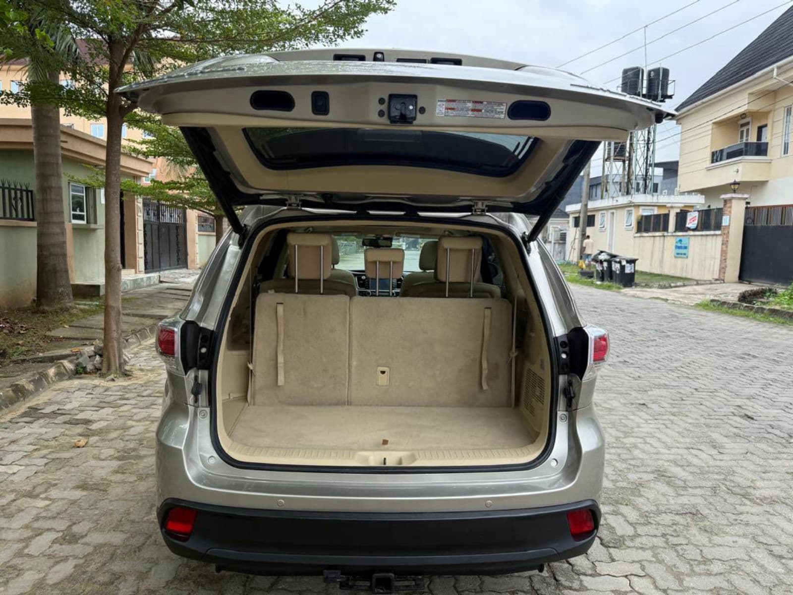 2015 Toyota Highlander SUV — photo 6 of 8