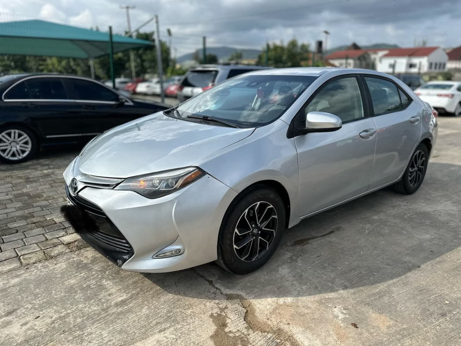 2017 Toyota Corolla Sedan — photo 2 of 11